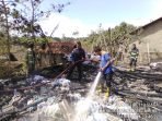 POTO ISTIMEWA (Dok. Damkar Wil. Tanjungsari) : petugas damkar wilayah Tanjungsari saat memadamkan api yang membakar bangunan tempat produksi kursi di Desa Cinanjung