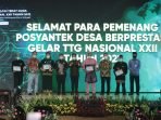 Para Juara Posyantek Foto bersama dengan Bupati Dony dan Menteri Desa, Abdul Halim