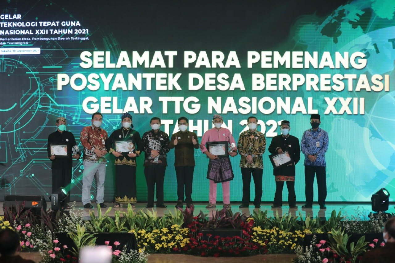 Para Juara Posyantek Foto bersama dengan Bupati Dony dan Menteri Desa, Abdul Halim