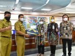 Buapti Dony dan Wabup Erwan hadiri Peringatan Hari Pelanggan Nasional di bjb Cabang Sumedang, saat menerima cenderamata dari pimpinan bjb Sumedang, Senin (6/9).