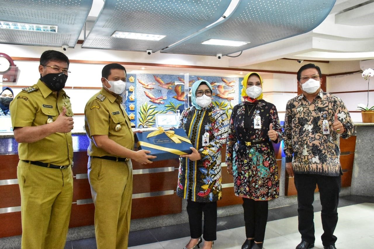 Buapti Dony dan Wabup Erwan hadiri Peringatan Hari Pelanggan Nasional di bjb Cabang Sumedang, saat menerima cenderamata dari pimpinan bjb Sumedang, Senin (6/9).