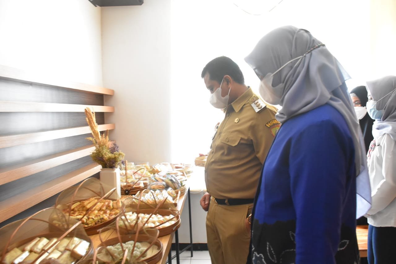 Bupati Dony dan Isteri Tengah Mengamati Produk Penganan UMKM di MPP