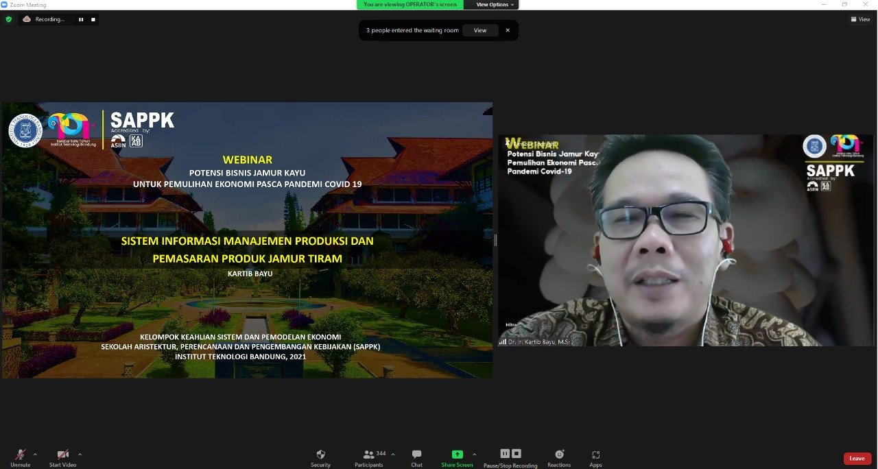 WABINAR : Dr. Ir. Kartib Bayu, M.Si, memaparkan Hasil riset potensi bisnis jamur kayu untuk pemulihan ekonomi pasca covid-19 dalam acara wabinar yang digagas SAPPK ITB. Kamis (09/09)