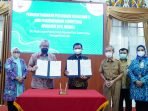 Bupati Dony dan Dirut bjb Yuddy Renaldi memperlihatkan Nota Kesepahaman antara Pemkab Sumedang dengan Bank bjb.