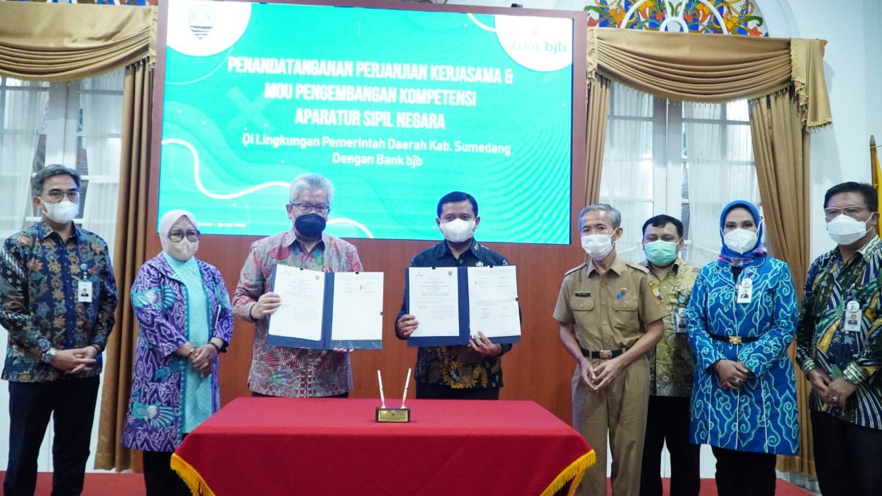 Bupati Dony dan Dirut bjb Yuddy Renaldi memperlihatkan Nota Kesepahaman antara Pemkab Sumedang dengan Bank bjb.