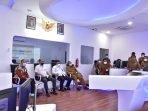 Deputi Bidang Administrasi Setjen DPDRI, Lalu Niqman Zahir bersama jajarannya didampingi Asda dan pejabat lainnya mengunjungi Command Centre Pemkab Sumedangasam dan Pe