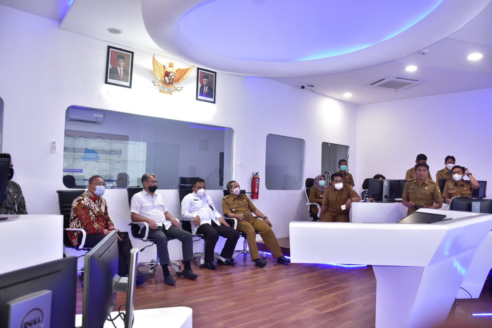 Deputi Bidang Administrasi Setjen DPDRI, Lalu Niqman Zahir bersama jajarannya didampingi Asda dan pejabat lainnya mengunjungi Command Centre Pemkab Sumedangasam dan Pe