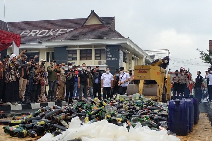 Polres Sumedang memusnahkan ribuan botol miras dan tuak di Mako Polres Sumedang, Selasa 21/12/2021
