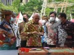Menkop UKM, Teten Masduki Cicipi Tahu Sumedang