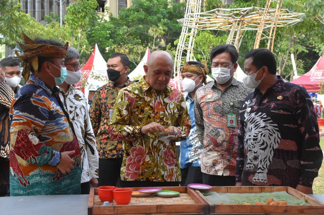 Menkop UKM, Teten Masduki Cicipi Tahu Sumedang