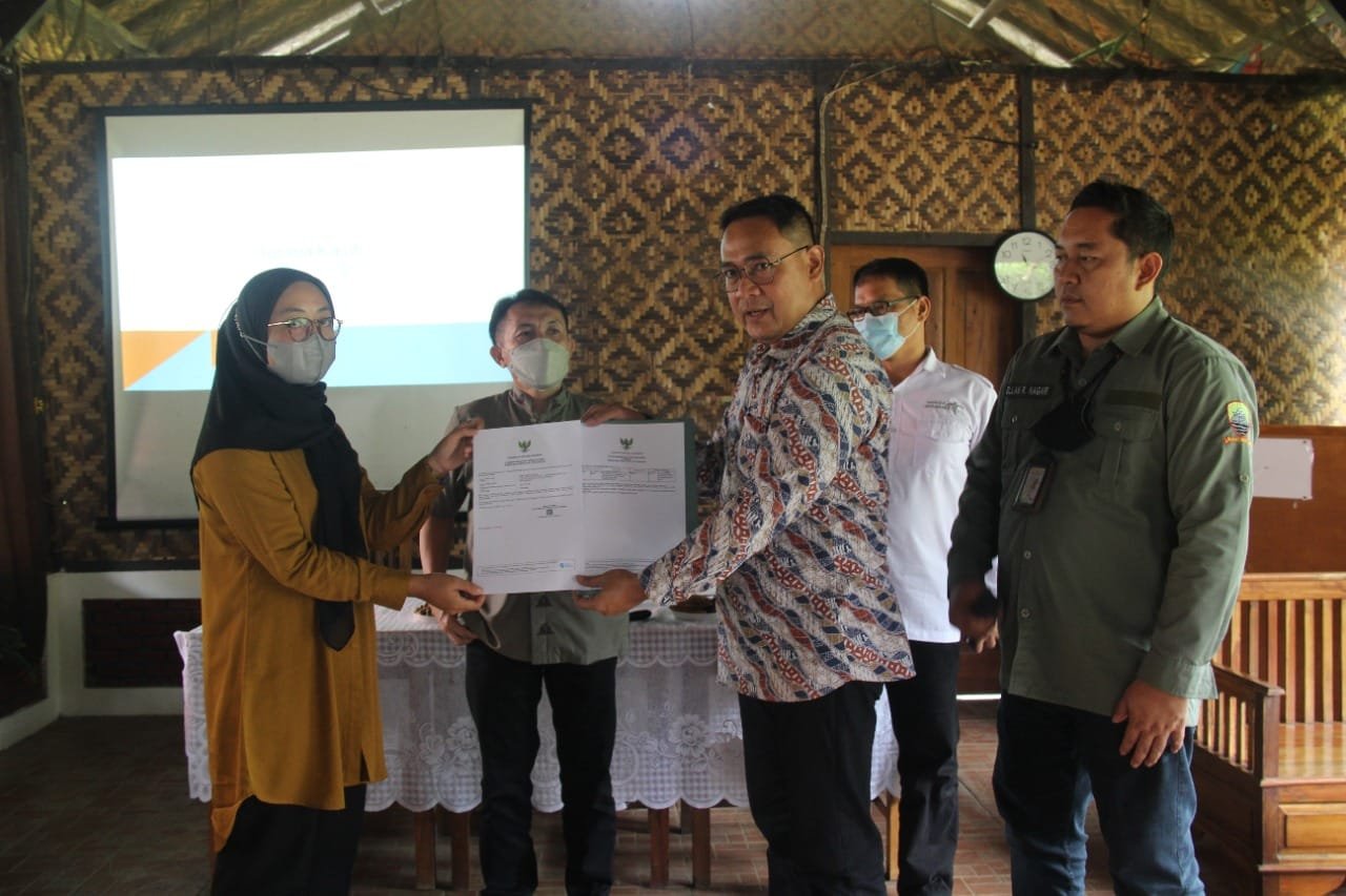 PENYERRAHAN : NIB untuk para pengelola Objek Daya Tarik Wisata yang diserahkan langsung oleh Kepala Disparbudpora Bambang Rianto S.STP, M.Si, dan Kepala DPMPTSP Asep Uus Ruspandi S.Sos, M.Si, dan Kepala Bidang Pariwisata Ellan R. Nagari, SS.i. kepada salah satu pengelola Objek Wisata.