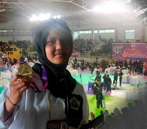 Syifa Halimatu Sadiah XI TKJ 2 memperoleh medali emas Open Tournament pencak silat Nasional