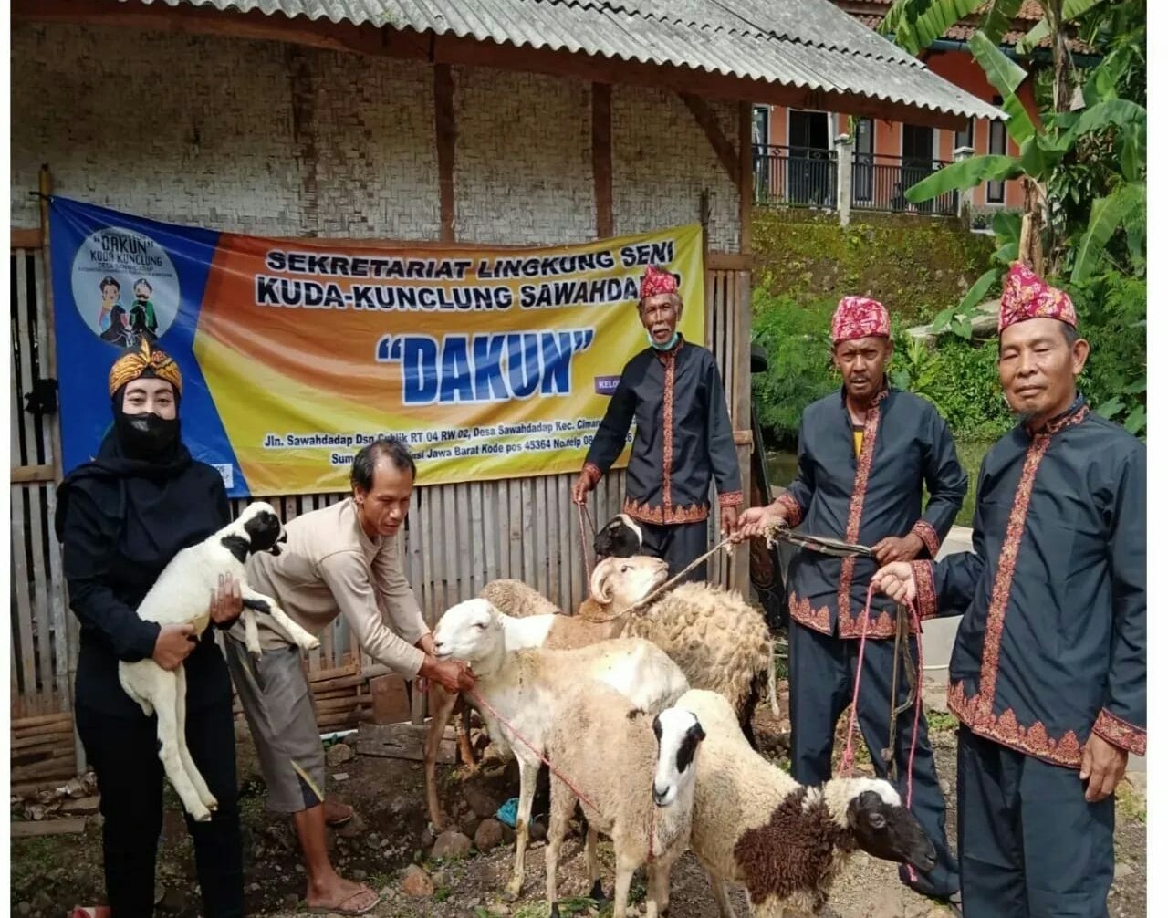 Pengurus Lingkungan Seni DAKUN, saat menerima bantuan berupa Domba ternak dari Kemensos RI