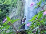 CURUG SEKE : Salah seorang pengunjung saat menikmati air terjun yang ada di Curug Seke