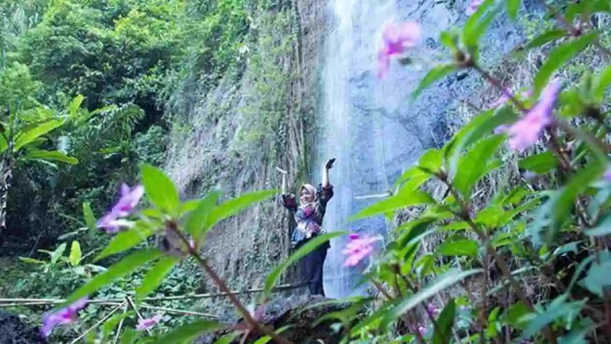 CURUG SEKE : Salah seorang pengunjung saat menikmati air terjun yang ada di Curug Seke