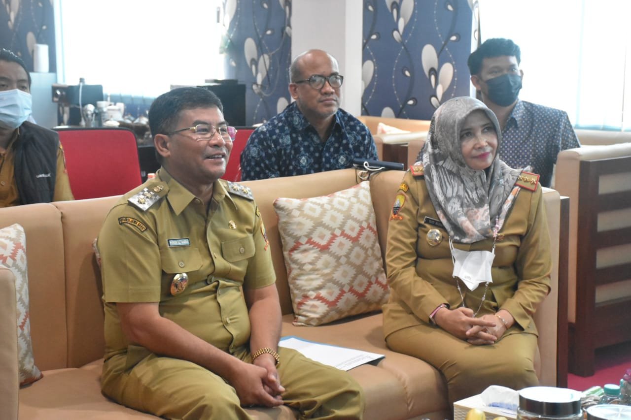 Wakil Bupati Sumedang  Erwan Setiawan  didampingi Kepala Bappppeda Tuti Ruswati serta Kepala Bidang Ekonomi dan Sumber Daya Alam  Mulyani Toyibah saat mengikuti Zoom Meeting dalam pembahasan Fasilitasi Proyek Wisata di Kabupaten Sumedang bersama Kementerian Investasi RI di  Kantor Bappppeda Sumedang