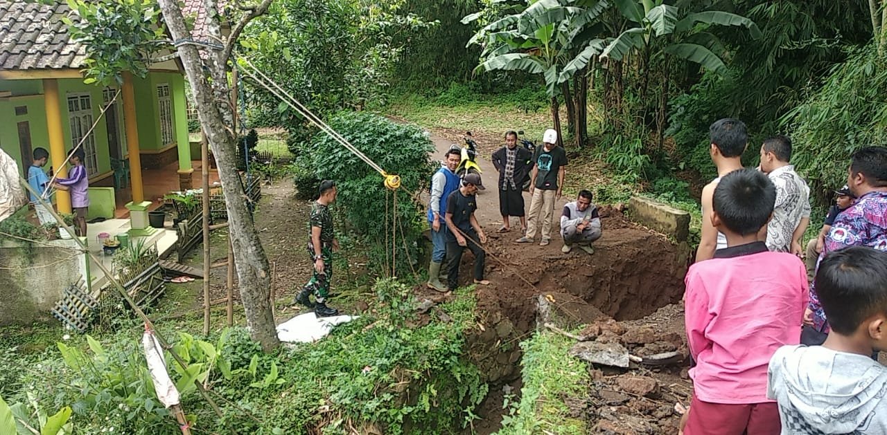 PERBAIKAN : Warga bersama tiga pilar Desa Sindanggalih bergotong royong membuat jembatan dari bambu agar bisa dilalui kendaraan