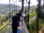 Pengunjung Pesona Taman Puspa saat mencoba wahana jembatan gantung sebelum covid-19 menerjang