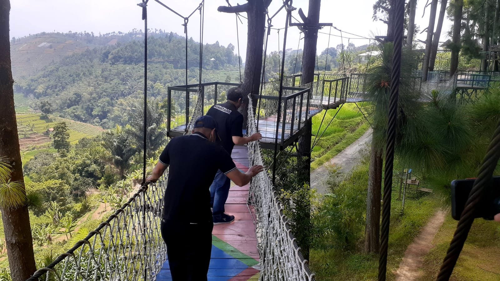 Pengunjung Pesona Taman Puspa saat mencoba wahana jembatan gantung sebelum covid-19 menerjang
