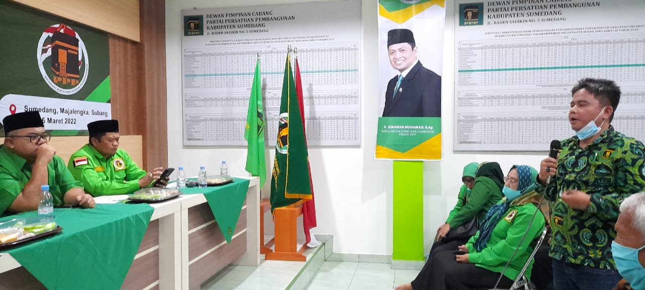 RESES : Anggota DPRD Provinsi Jabar H. Pepep Saepul Hidayat saat mendengarkan penyampaian aspirasi kegiatan Reses II di DPC Sumedang