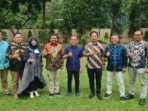 Berfoto Bersama