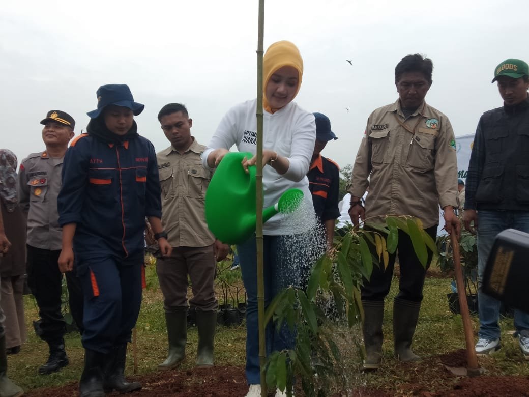 TANAM POHON: Istri Gubernur Ridwan Kamil, Atalia Praratya saat menanam pohon dilahan UPTD Balai Pengembangan Benih Dinas Hortikultura dan Tanaman Pangan Provinsi Jawa Barat, Jl. Raya Jatinangor Km 23 Kabupaten Sumedang, Rabu (01/02).