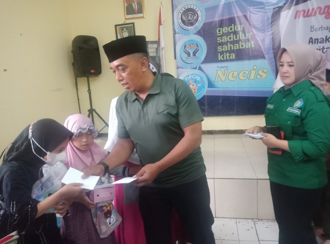 SANTUNAN: Camat Cimanggung Dik-dik Syeh Rizki saat memberikan santunan kepada anak yatim piatu dan disabilitas yang digelar gedur sadulur.