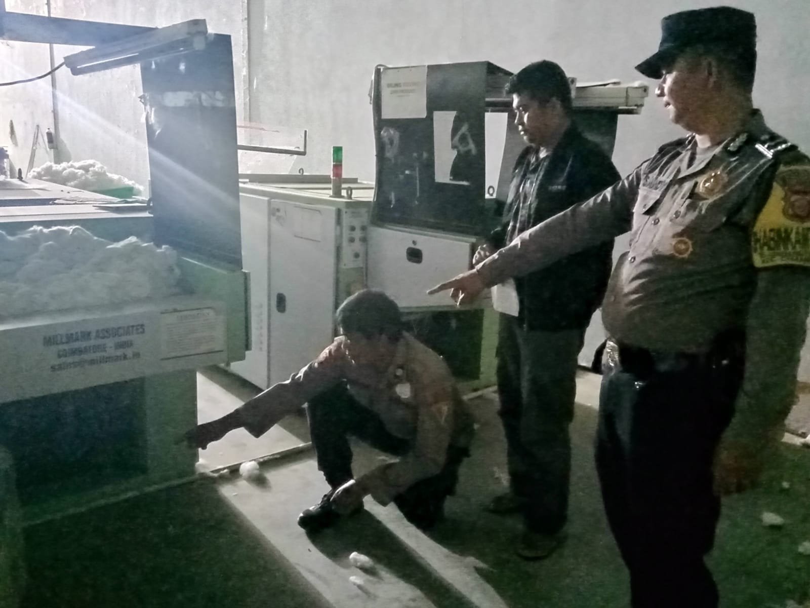 OLAH TKP: Kepolisian Polsek Cimanggung saat melakukan olah TKP kejadian pencurian bandul mesin ROW di PT Kwalram II