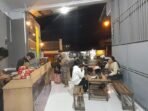 KULINER: Sejumlah anak muda mencoba mencicipi Kue Balok Mang Mail, diyakini rasanya enak dan empuk (Istimewa)