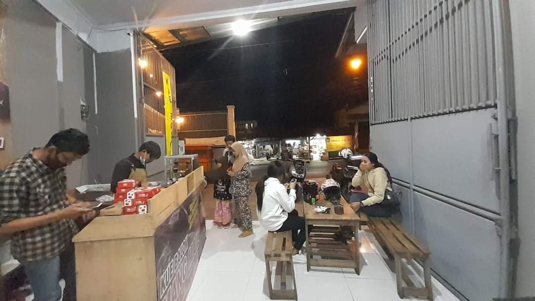 KULINER: Sejumlah anak muda mencoba mencicipi Kue Balok Mang Mail, diyakini rasanya enak dan empuk (Istimewa)