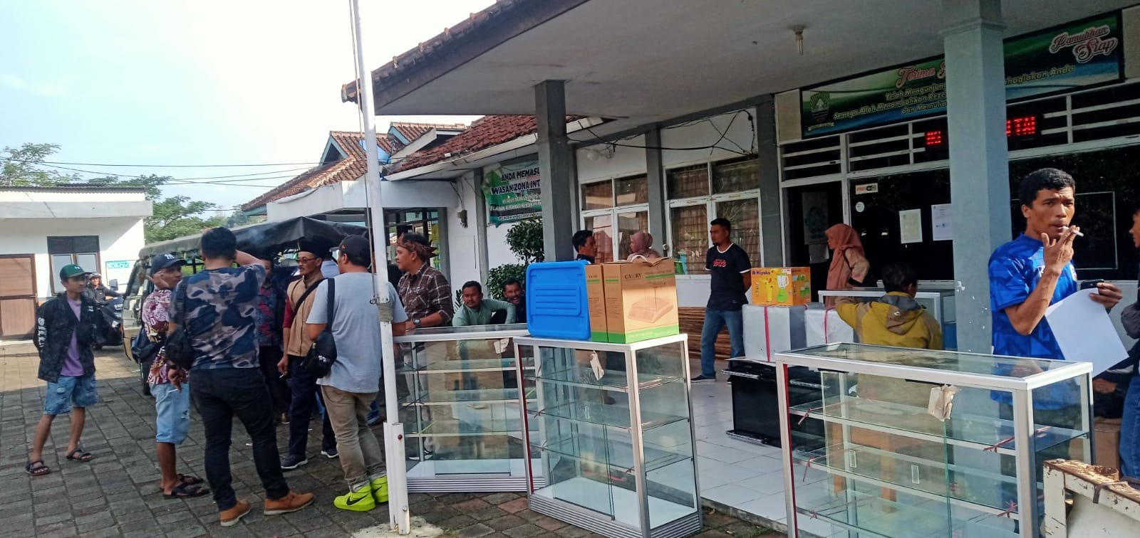 Para pelaku UMKM di Pamulihan mengambil bantuan peralatan dari Diskop UMPP dihalaman kantor kecamatan Pamulihan (for Radar Sumedang)