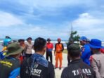Tim Gabungan SAR melakukan pencarian terhadap nelayan tenggelam di perairan Santolo (for Radar Sumedang).