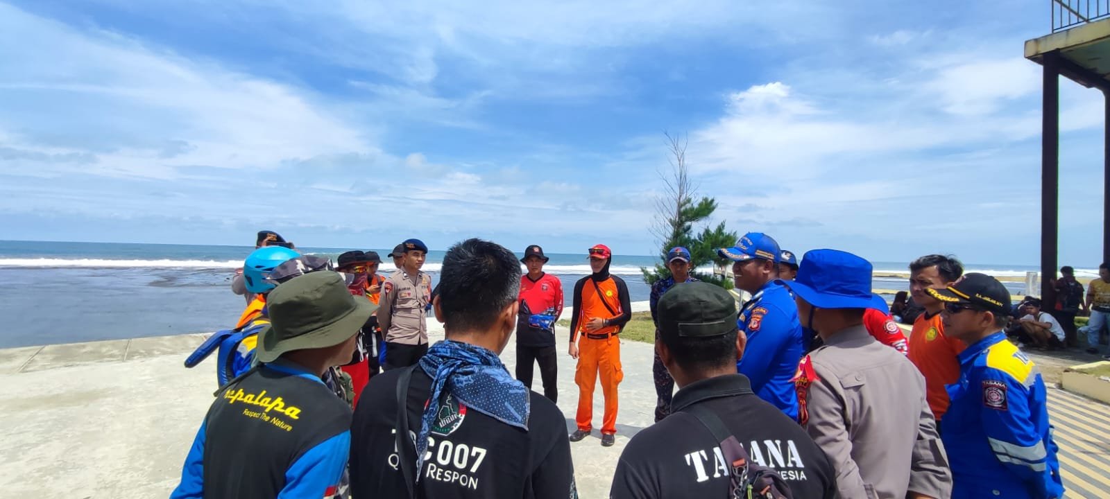Tim Gabungan SAR melakukan pencarian terhadap nelayan tenggelam di perairan Santolo (for Radar Sumedang).