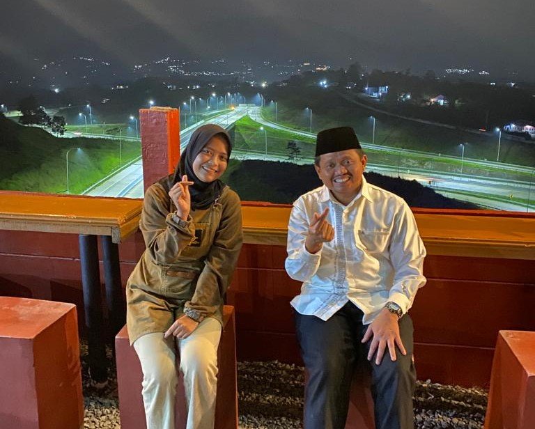 Bupati Sumedang H. Dony Ahmad Munir saat berada di cafe In Coffee di Desa Citali Pamulihan (Istimewa)