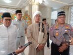 Direktur Hubungan Kelembagaan PT Jasa Raharja, Munadi Herlambang (kiri) bersama Abuya KH Muhyiddin Abdul Qadir Al-Manafi (tengah) Kasubdit Dikmas Ditkamsel Korlantas Polri Kombes. Pol. Arman Achdiat (kanan) saat diwawancarai wartawan