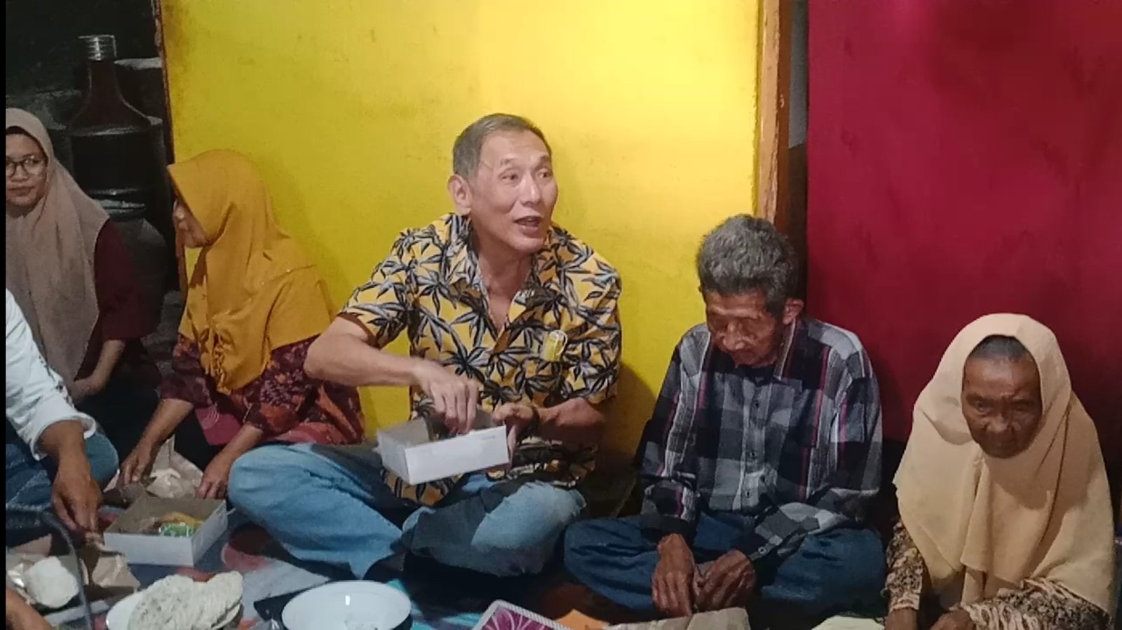 Jusuf Hamka melahap makan siang bersama Ojo Sujono (78) dan Halimah (76) di Dusun/Desa Jatihurip, Kecamatan Sumedang Utara