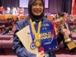 RAIH MEDALI EMAS: Mahasiswi asal sumedang Siti Silvia Nur Shofa saat menunjukan medali ajang WYIE 2023 di Kuala Lumpur Convention Centre Malaysia baru-baru ini. (For Radar Sumedang)