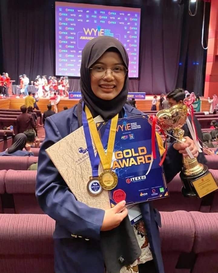 RAIH MEDALI EMAS: Mahasiswi asal sumedang Siti Silvia Nur Shofa saat menunjukan medali ajang WYIE 2023 di Kuala Lumpur Convention Centre Malaysia baru-baru ini. (For Radar Sumedang)