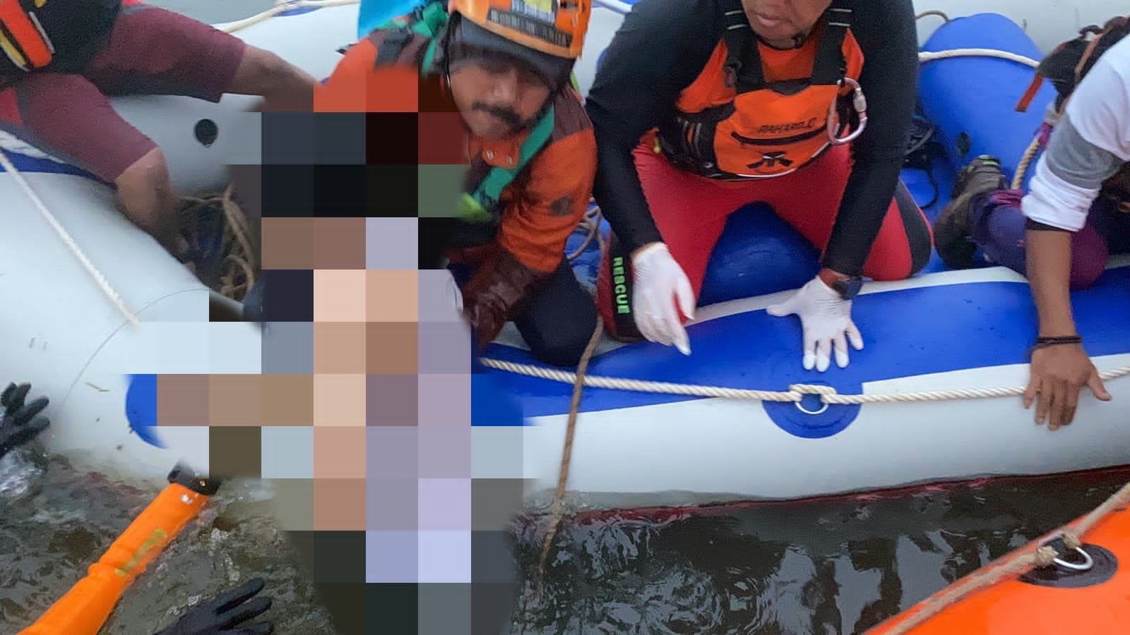 Tim SAR Gabungan saat mengevakuasi korban terbalik di Danau Situ Datar Pangalengan Kab. Bandung (For Radar Sumedang).