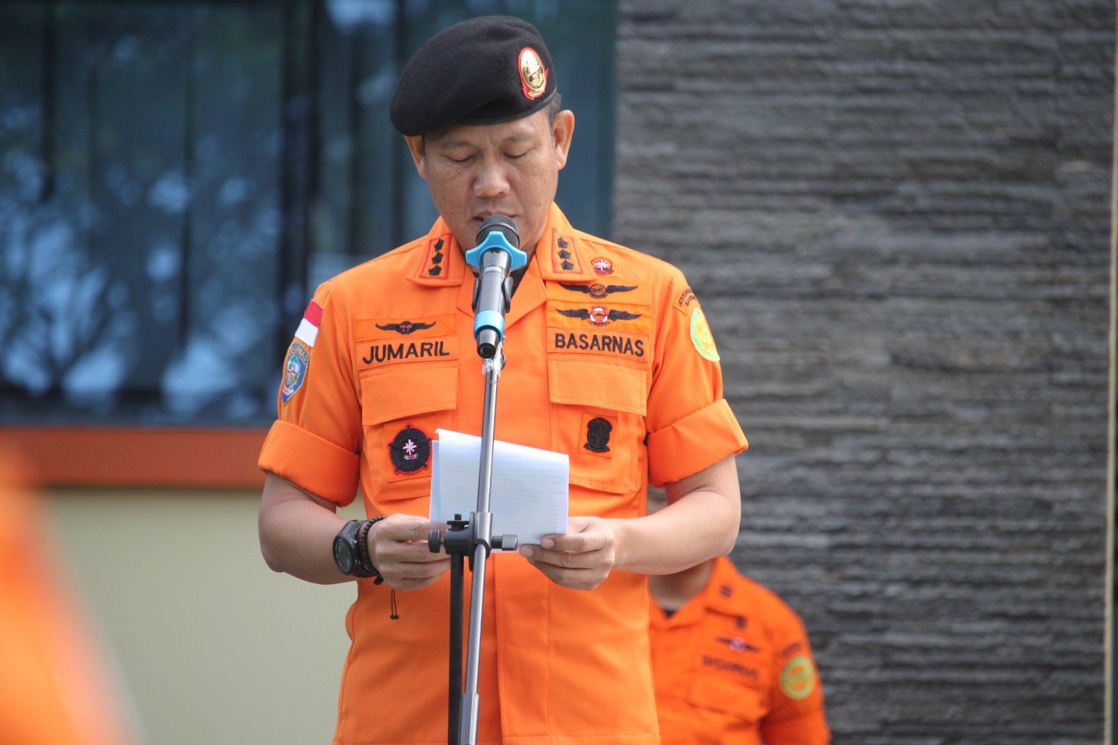 APEL PENUTUPAN SAR LEBARAN: Kepala Kantor SAR Bandung, Jumaril S.E., M.M saat membacakan amanat Kepala Basarnas Marsekal Madya TNI Henri Alfiandi (For Radar Sumedang)