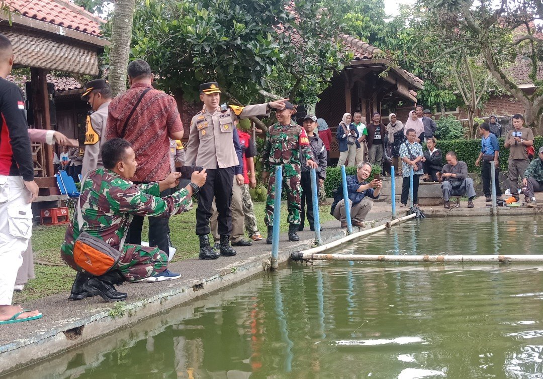 MAY DAY: Kapolres Sumedang AKBP Indra Setiawan melihat kegiatan mencing yang diikuti ratusan buruh dalam rangka hari buruh internasional (Dok. Toha Hamdani)
