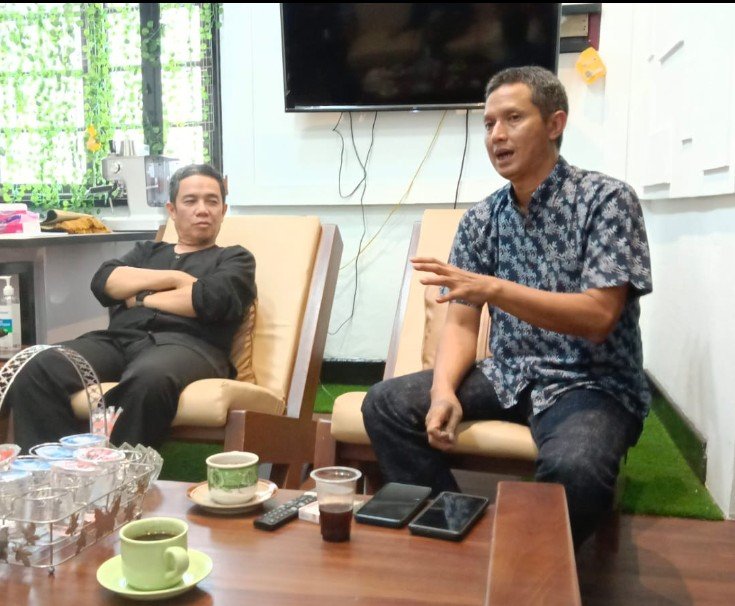 DISKUSI: Kadisparbudpora H. Nandang Suparman bersama Thomas Darmawan berbincang membahas kegiatan Pasar Seni Wisata dan Budaya (For Radar Sumedang).