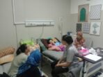 LAHIRAN: Aas Caswati warga Desa Hegarmanah, Kecamatan Jatinangor seusai melahirkan anak kedua di RS Harapan Keluarga. (For Radar Sumedang)