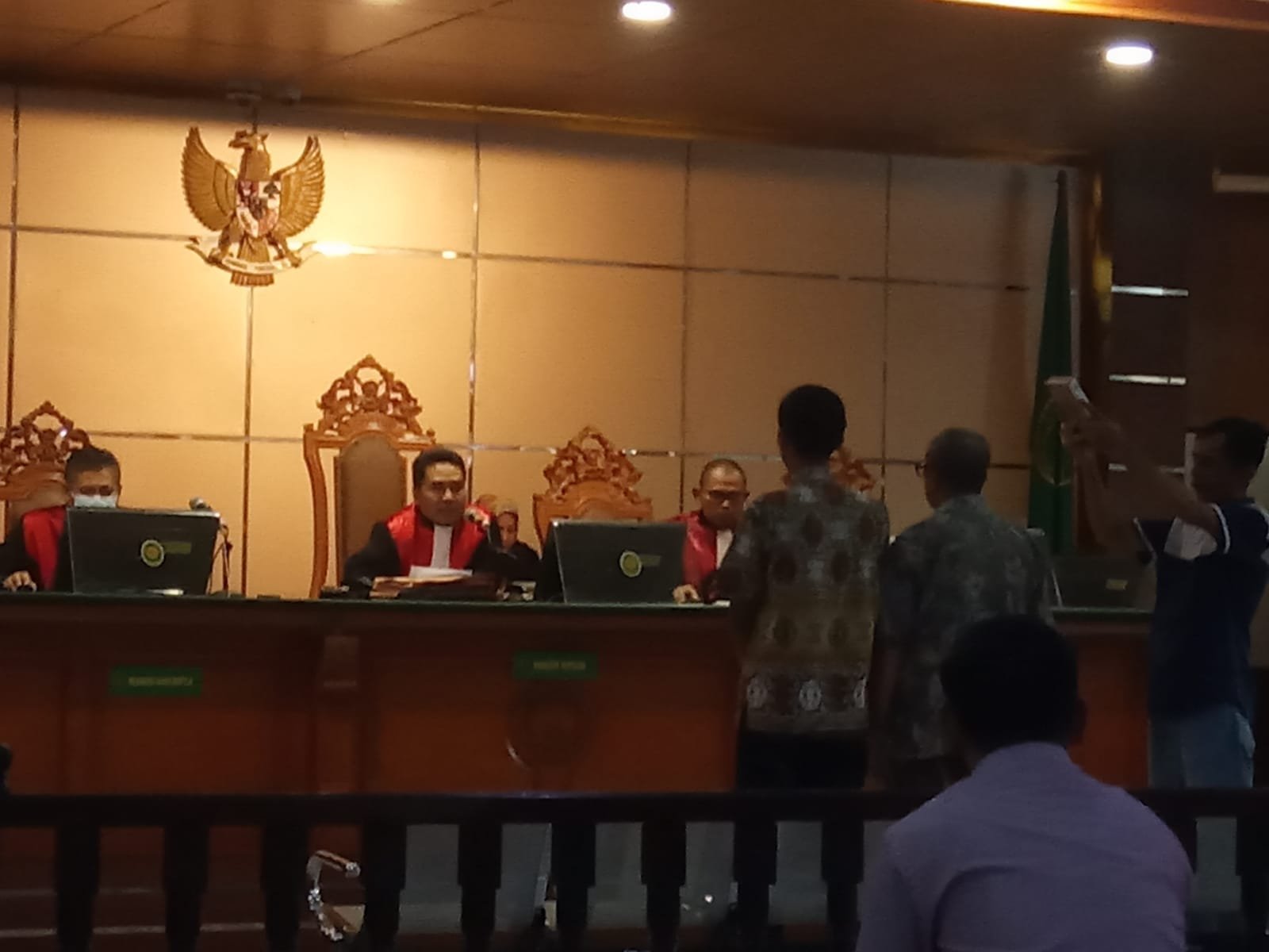 SIDANG: Dua orang saksi saat disumpah sebelum sidang lanjutan dugaan Korupsi Jalan Kudangwangi-Keboncau PUTR Sumedang digelar.