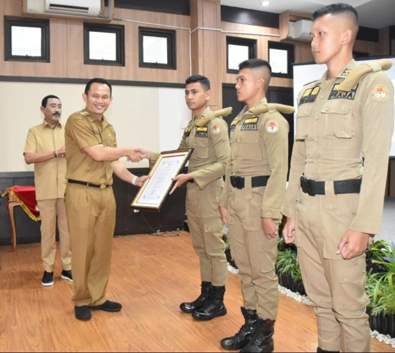 PENGHARGAAN: Pj. Walikota Tasikmalaya Dr. Cheka Virgowansyah memberikan penghargaan kepada 7 kelompok praja telah berhasil memverifikasi data kemiskinan di aplikasi Kelurahan On Mobile (KELOM). (For Radar Sumedang)