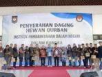 POTO BERSAMA: Rektor IPDN Dr. Hadi Prabowo bersama pejabat utama IPDN berpoto bersama wartawan Pokja IPDN penerima daging qurban (For Radar Sumedang)