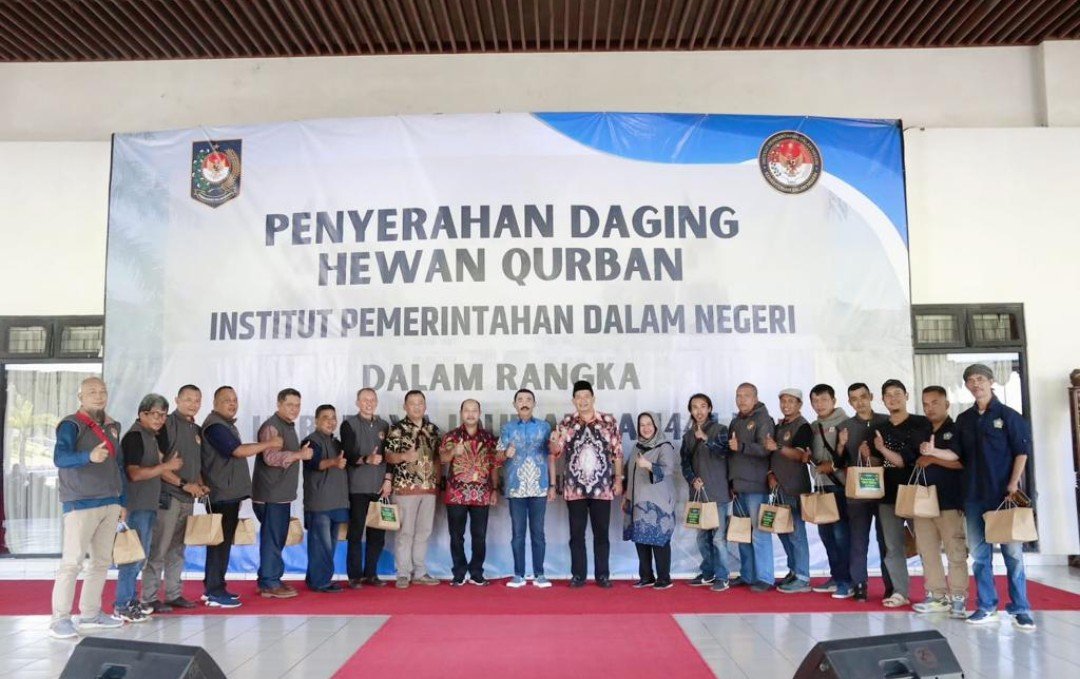 POTO BERSAMA: Rektor IPDN Dr. Hadi Prabowo bersama pejabat utama IPDN berpoto bersama wartawan Pokja IPDN penerima daging qurban (For Radar Sumedang)