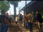 AKSI WARGA: Warga Dusun Cilengsar Desa Cigendel Kecamatan Pamulihan menutup warung yang menjual miras dan obat terlarang. (For Radar Sumedang)