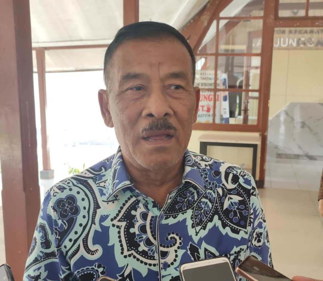WAWANCARA: Komisaris PT PBB H. Umuh Muchtar diwawancarai perihal kekosongan pelatih Persib, dalam sebuah acara di Tanjungsari. Minggu (16/07/2023).