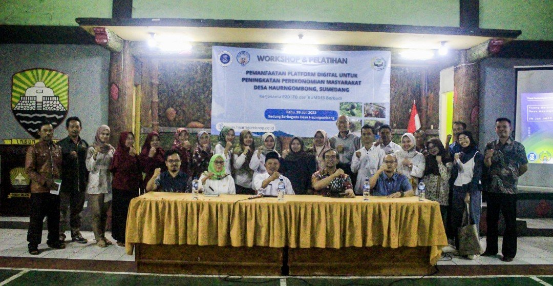 FOR RADAR SUMEDANG : Berpoto bersama seusai kegiatan workshop dan pelatihan pemanfaatan platform digital untuk peningkatan perekonomian masyarakat digedung Desa Haurngombong Kecamatan Pamulihan. Rabu (26/07).